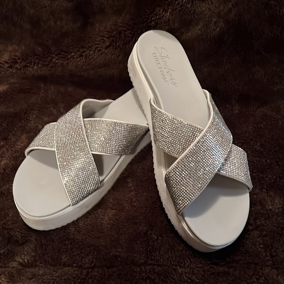 ❤️❤️PRICE DROP❤️❤️NWOT-🌷SKETCHERS LUXE FOAM SANDALS. Silver Sparkle Rhinestone - Picture 8 of 8
